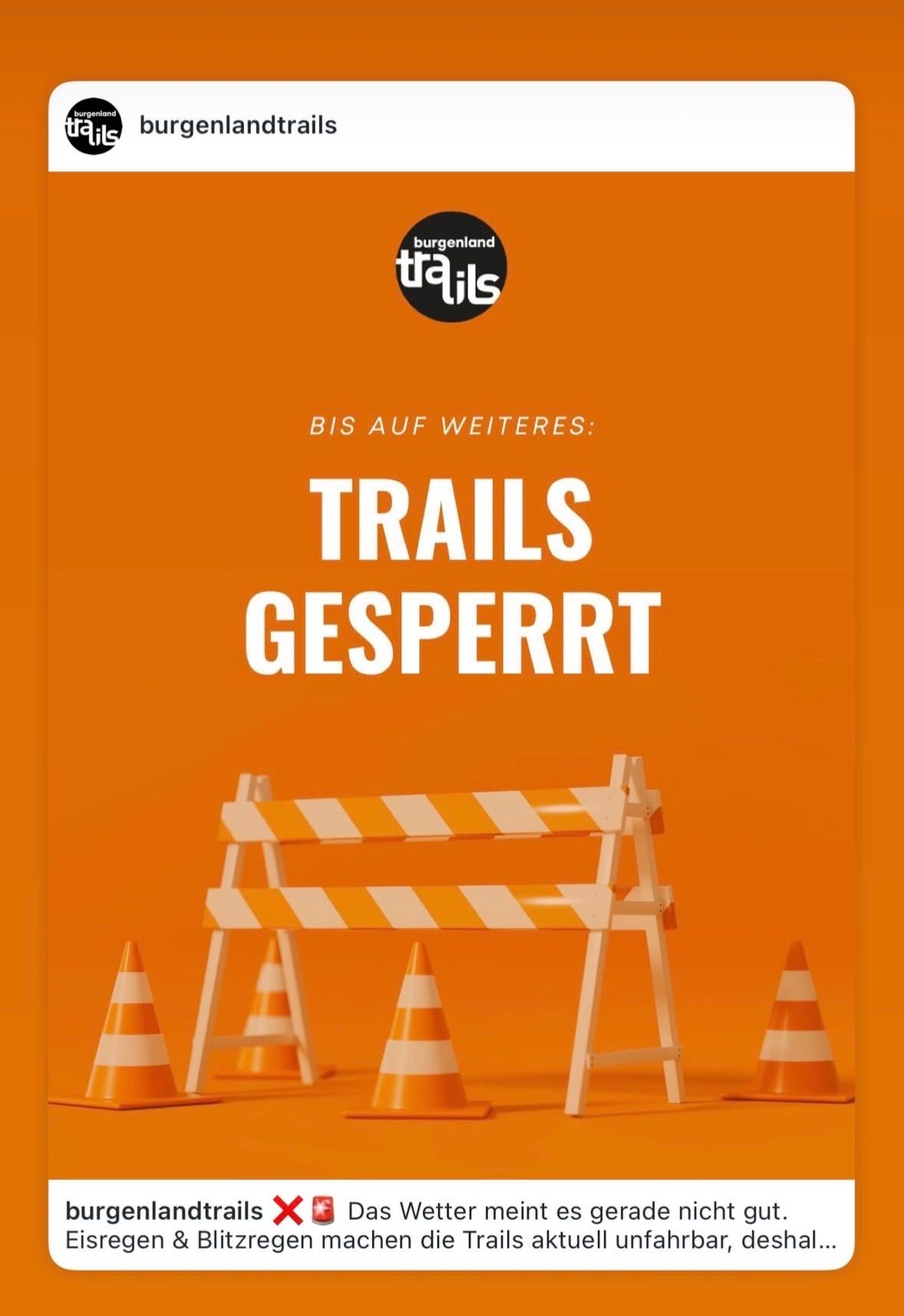 Oranger Hintergrund mit dem Text 'BIS AUF WEITERES: TRAILS GESPERRT'. Es zeigt eine Absperrung und Verkehrskegel im Vordergrund. Das 'Burgenland Trails' Logo ist oben.