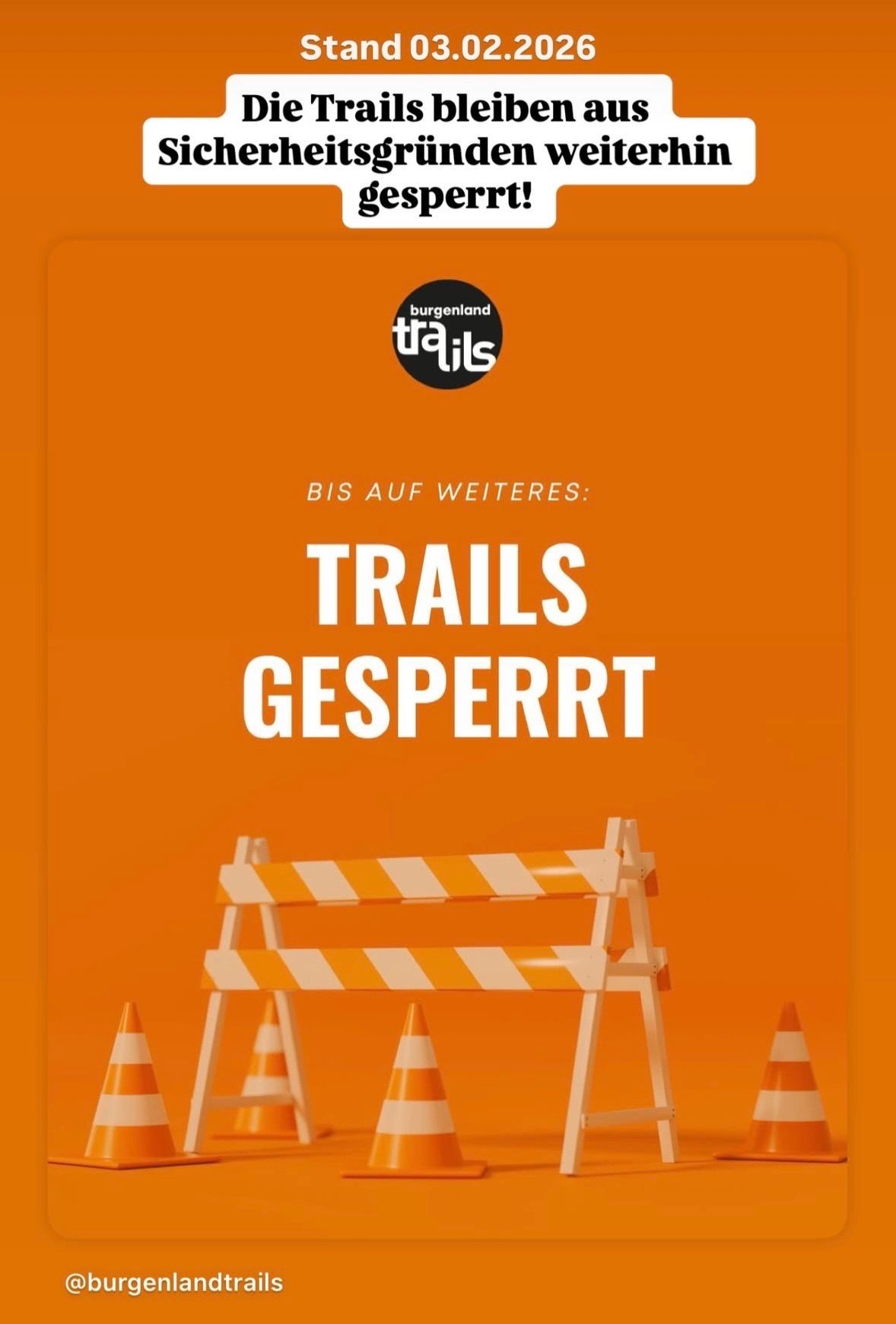 Ein orangefarbener Hintergrund zeigt die Worte 'Trailsgesperrt' mit einer Absperrung und Verkehrskegel davor. Über der Absperrung steht der Text 'Bis auf weiteres:' und das Logo 'Burgenland Trails'.