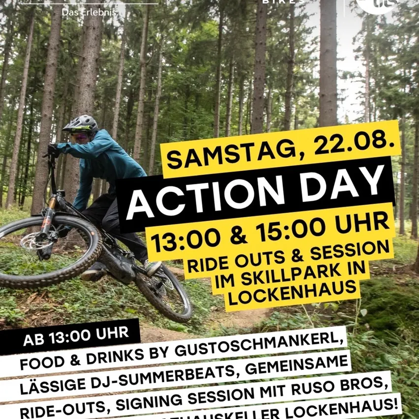 Ein Plakat für eine Mountainbike-Veranstaltung am Samstag, 22. August, mit einem Fahrer im Wald und Texten über Ausfahrten, Essen und Getränke.