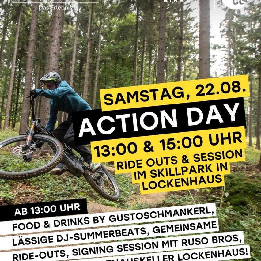 Ein Plakat für eine Mountainbike-Veranstaltung am Samstag, 22. August, mit einem Fahrer im Wald und Texten über Ausfahrten, Essen und Getränke.