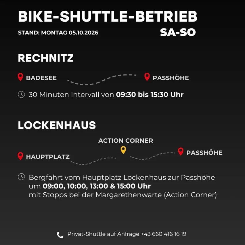 Ein schwarzer Plakat, das einen Fahrrad-Shuttle-Service zwischen Badese und Passhöhe ankündigt, mit einem 30-Minuten-Intervall von 09:30 bis 15:30 Uhr.