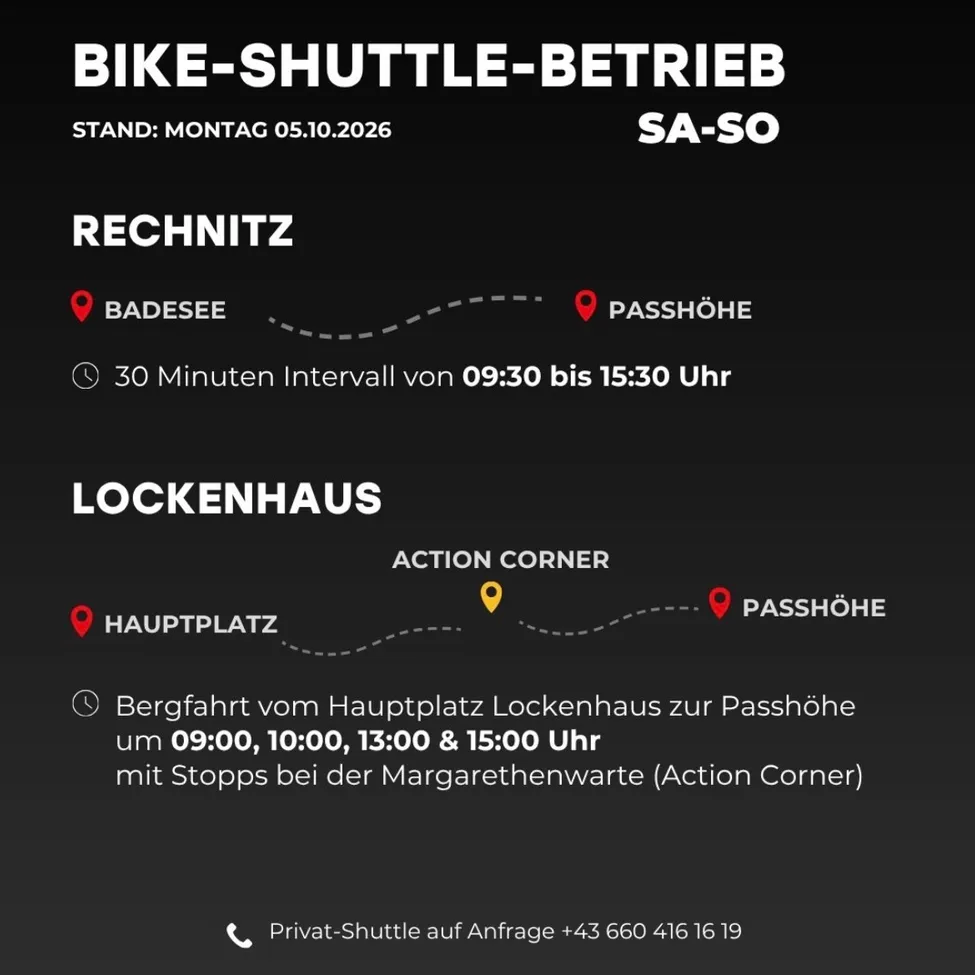 Ein schwarzer Plakat, das einen Fahrrad-Shuttle-Service zwischen Badese und Passhöhe ankündigt, mit einem 30-Minuten-Intervall von 09:30 bis 15:30 Uhr.