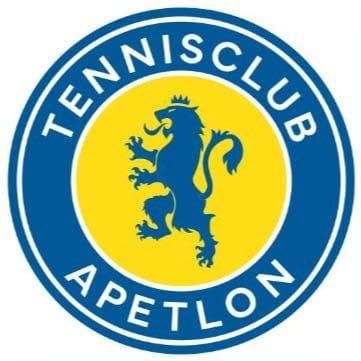 Das Logo des Tennisclubs Apelton zeigt einen blauen Löwen mit Krone auf gelbem Hintergrund, mit den Worten 'Tennis Club' in Weiß oben und 'APETLON' unten geschrieben.