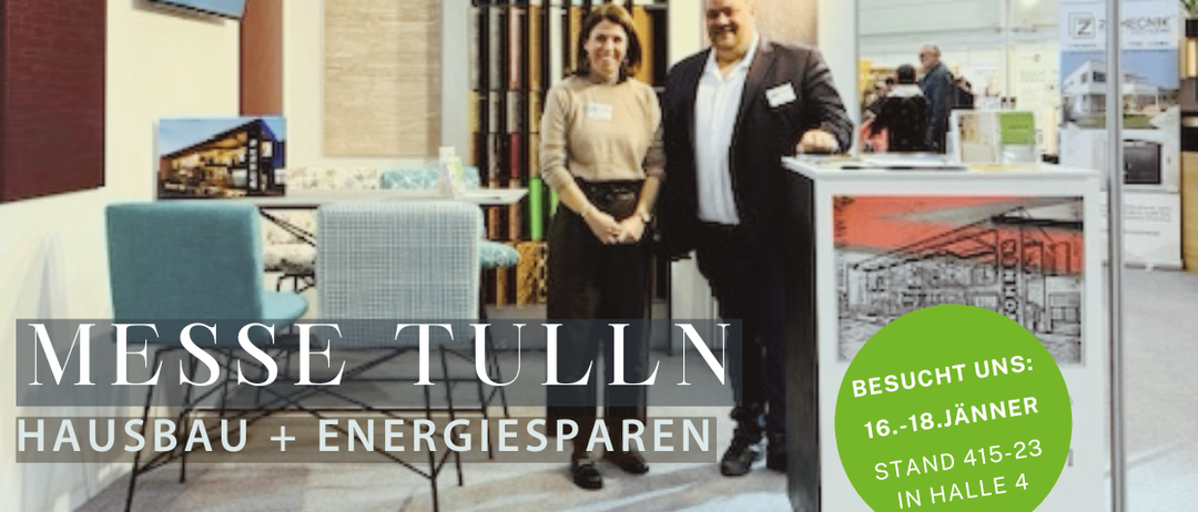 Eine Indoor-Veranstaltung mit Möbelausstellung, zwei lächelnde Personen vor der Kamera, ein Schild mit 'HEL DIE TIS', ein Datum vom 16.-18. und ein Stand 415 in Halle.