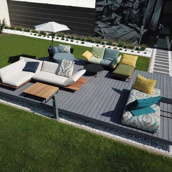 Bild enthält, Couch, Backyard, Home Decor, Person, Grass, Cushion, Adult, Male, Man, Interior Design