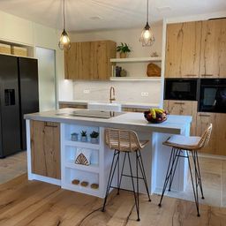 Bild enthält, Indoors, Interior Design, Kitchen, Floor, Stained Wood, Wood, Refrigerator, Kitchen Island, Plant, Furniture