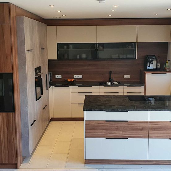 Bild enthält, Indoors, Interior Design, Kitchen, Wood, Hardwood, Wood Panels, Stained Wood, Home Decor