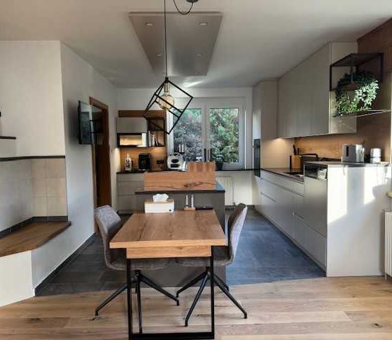 Bild enthält, Dining Room, Dining Table, Indoors, Table, Interior Design, Home Decor, Kitchen, Wood, Monitor, Floor