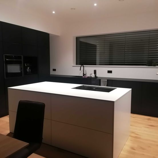 Bild enthält, Indoors, Interior Design, Kitchen, Home Decor, Sink, Sink Faucet, Kitchen Island, Cooktop