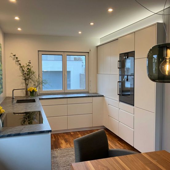 Bild enthält, Indoors, Interior Design, Floor, Home Decor, Flower