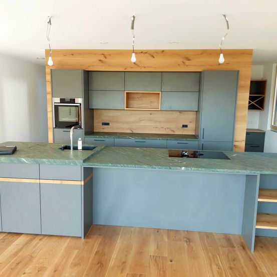 Bild enthält, Indoors, Interior Design, Kitchen, Wood, Kitchen Island, Furniture, Table