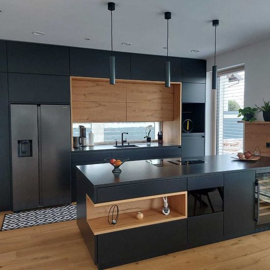 Bild enthält, Indoors, Interior Design, Kitchen, Home Decor, Kitchen Island, Plant, Sink, Sink Faucet, Refrigerator