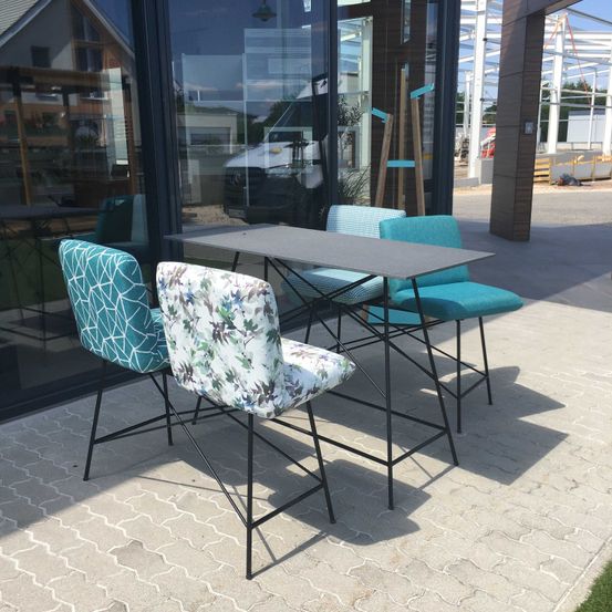 Bild enthält, Floor, Indoors, Interior Design, Furniture, Table, Chair, Tabletop, Lounge, Car