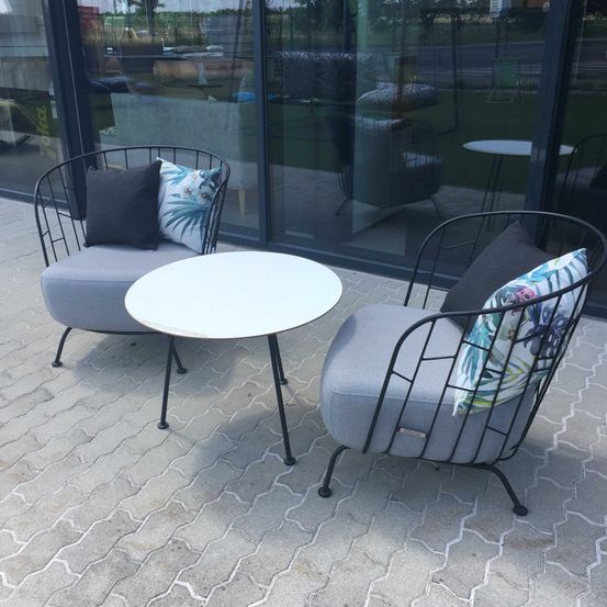 Bild enthält, Floor, Furniture, Table, Tabletop, Coffee Table, Chair, Desk