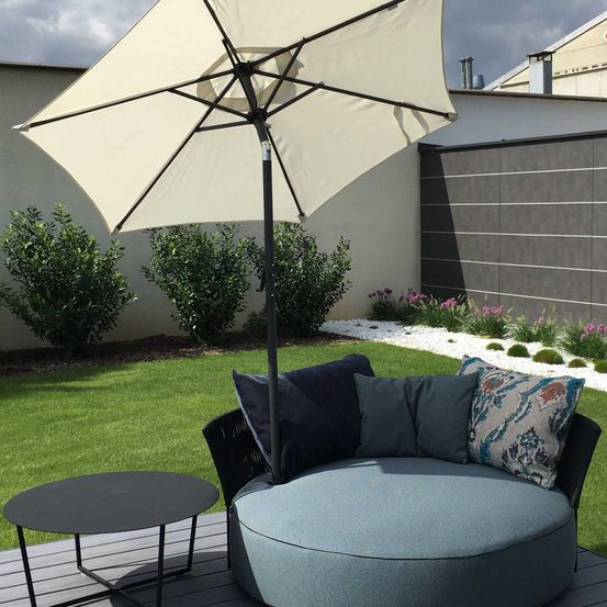 Bild enthält, Furniture, House, Housing, Patio, Patio Umbrella, Canopy, Chaise