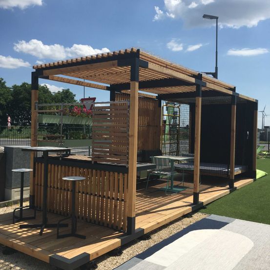 Bild enthält, House, Housing, Porch, Interior Design, Outdoors, Wood, Chair