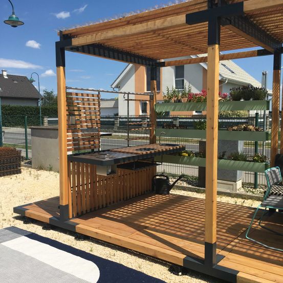 Bild enthält, House, Housing, Porch, Patio, Deck, Pergola, Interior Design, Outdoors, Wood, Person