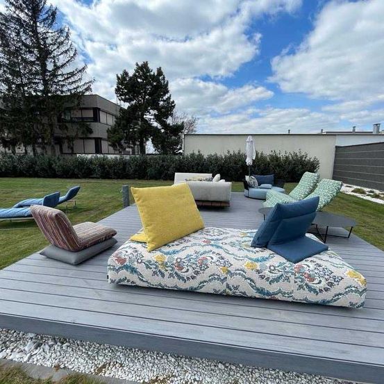 Bild enthält, Furniture, Chair, Chaise, Bed, Aircraft, Airplane, Transportation, Vehicle