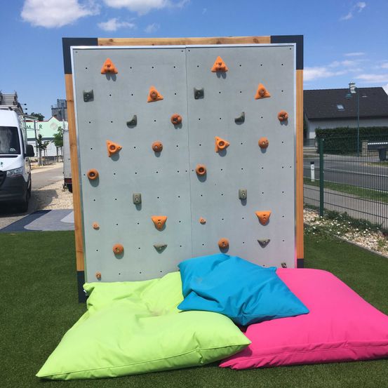 Bild enthält, Outdoors, Cushion, Home Decor, Furniture, Moving Van, Transportation, Van, Vehicle