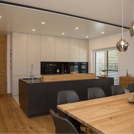 Bild enthält, Indoors, Interior Design, Dining Room, Dining Table, Table, Wood, Kitchen, Chandelier, Home Decor, Hardwood