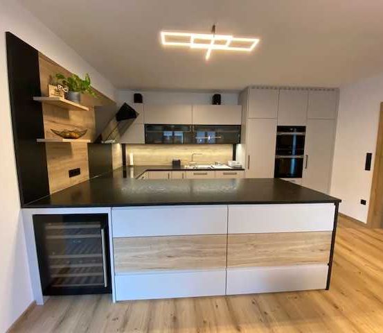 Bild enthält, Indoors, Interior Design, Kitchen, Kitchen Island, Floor, Wood, Home Decor