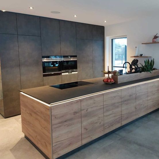 Bild enthält, Indoors, Interior Design, Kitchen, Computer Hardware, Monitor, Screen, Kitchen Island, Furniture, Sideboard, Cooktop