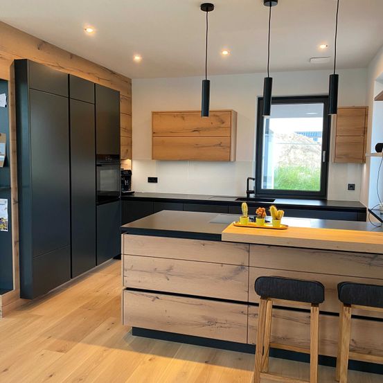 Bild enthält, Indoors, Interior Design, Kitchen, Wood, Hardwood, Stained Wood, Home Decor, Refrigerator, Floor