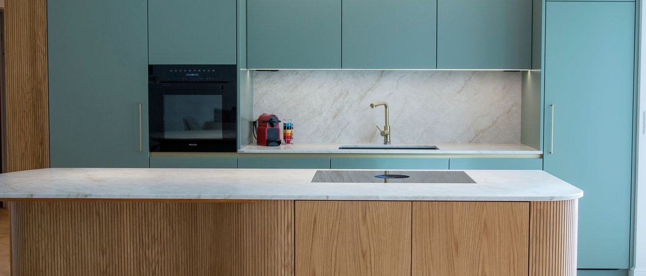 Bild enthält, Indoors, Interior Design, Kitchen, Microwave, Cupboard, Furniture, Wood, Sink Faucet, Cabinet, Flooring