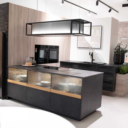 Bild enthält, Indoors, Interior Design, Kitchen, Cooktop, Refrigerator, Microwave