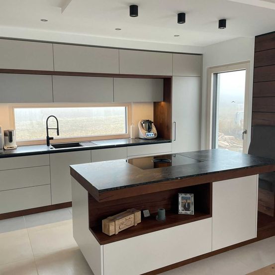 Bild enthält, Indoors, Interior Design, Kitchen, Sink, Sink Faucet, Home Decor