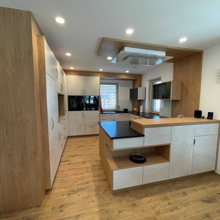 Bild enthält, Indoors, Interior Design, Wood, Floor, Hardwood, Stained Wood, Person, Kitchen