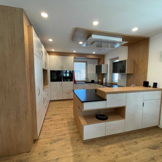 Bild enthält, Indoors, Interior Design, Wood, Floor, Hardwood, Stained Wood, Person, Kitchen