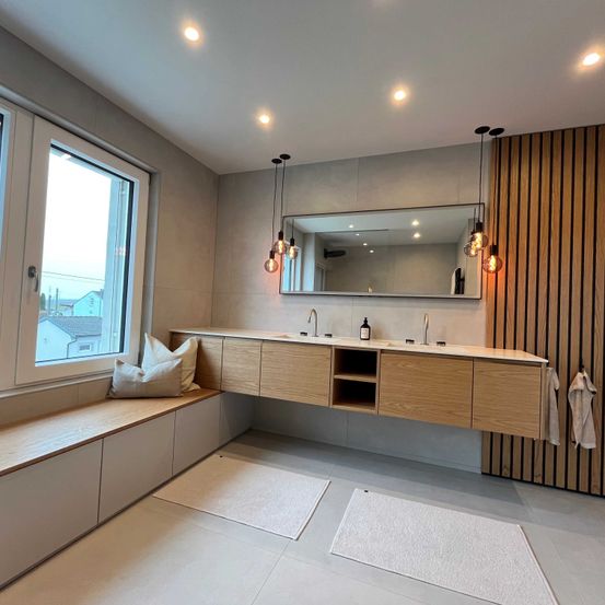 Bild enthält, Indoors, Interior Design, Wood Panels, Moon, Bus