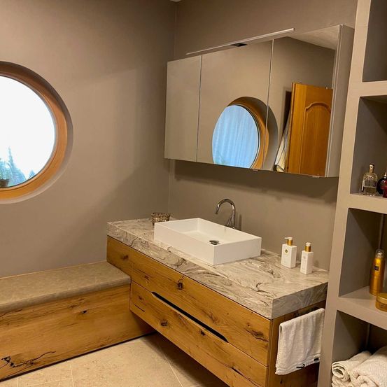 Bild enthält, Basin, Hardwood, Stained Wood, Wood, Sink, Sink Faucet, Interior Design, Perfume, Window