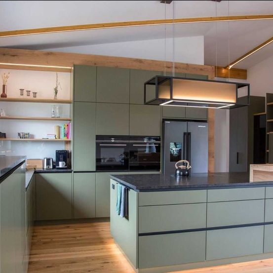 Bild enthält, Indoors, Interior Design, Kitchen, Kitchen Island