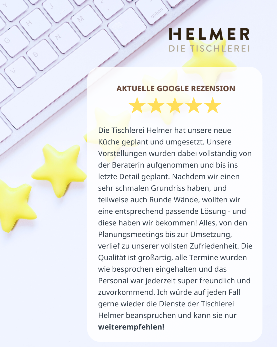 Das Bild zeigt eine Empfehlung für Tischlerei Helmer mit einer Fünf-Sterne-Bewertung. Es beschreibt die erfolgreiche Küchenplanung und -installation und hebt die Aufmerksamkeit der Beraterin und die Qualität der Arbeit hervor.