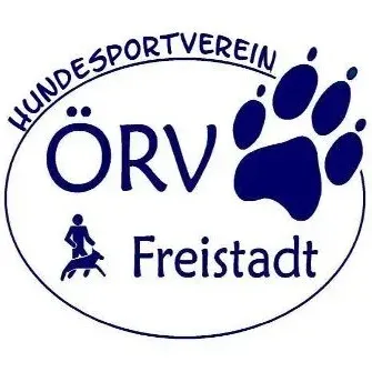 Das Logo des Hundesportvereins ÖRV Freistadt zeigt eine Person, die einen Hund spazieren führt, begleitet von einem blauen Pfotenabdruck, auf weißem Hintergrund.