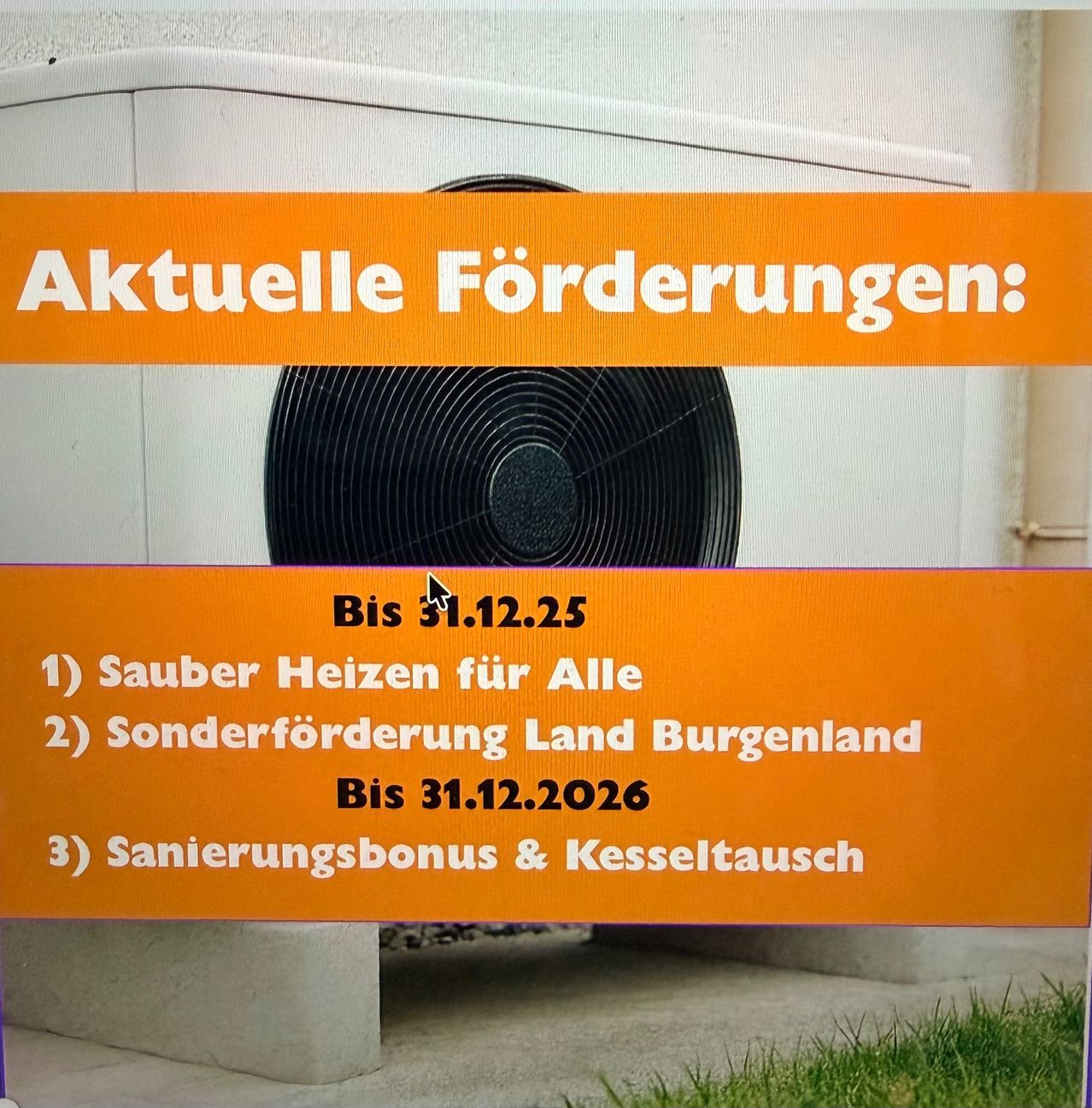 Ein orangefarbener Schild zeigt 'Aktuelle Forderungen:' mit drei Punkten: 1) Sauber Heizen fur Alle bis 31.12.25, 2) Sonderforderung Land Burgenland bis 31.12.2026, 3) Sanierungsbonus & Kesseltausch. Eine Klimaanlage ist im Hintergrund sichtbar.