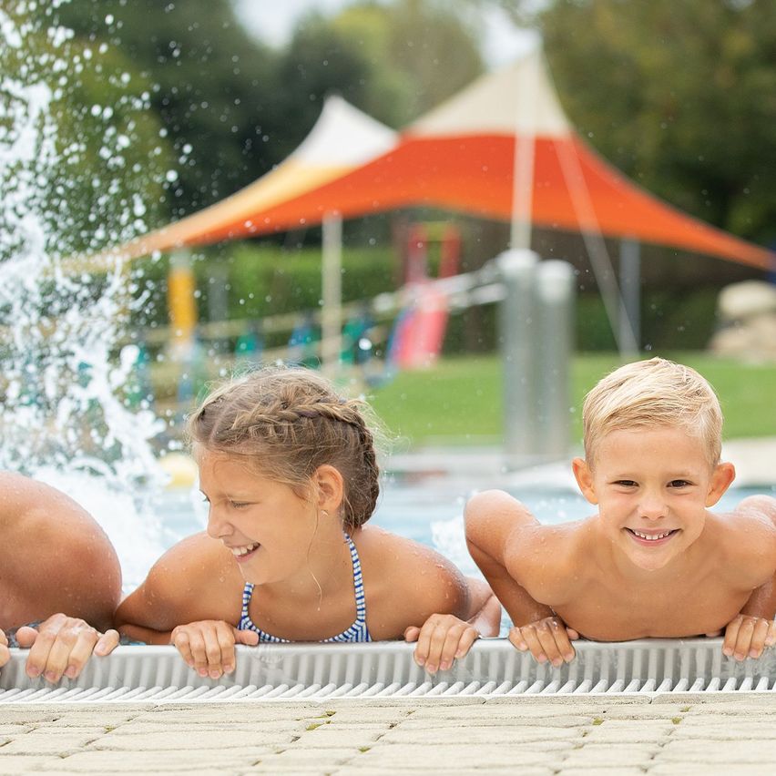 Bild enthält, Summer, Grass, Person, Portrait, Water, Swimming, Swimwear, Adult, Female, Woman