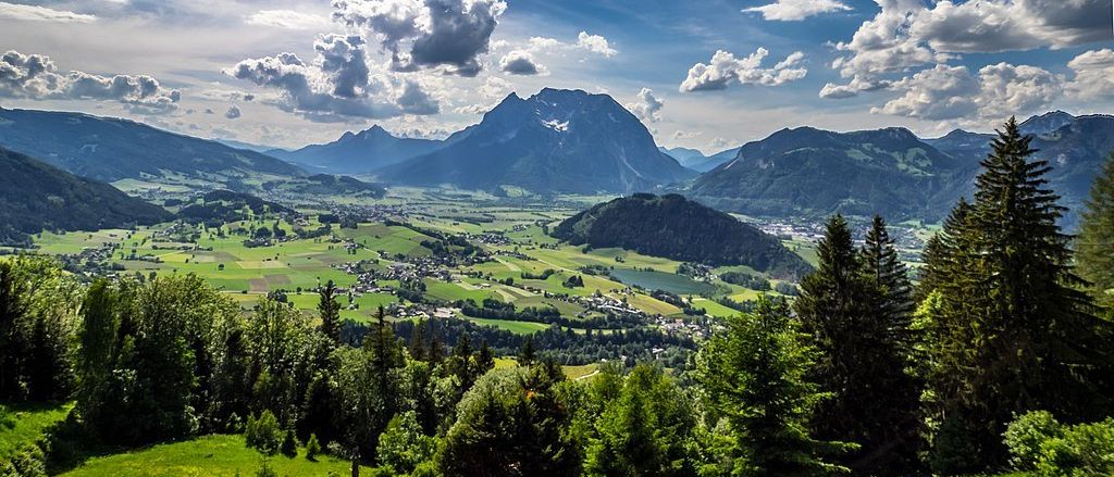 Bild enthält, Landscape, Nature, Outdoors, Scenery, Tree, Fir, Wilderness, Sky, Vegetation, Grassland