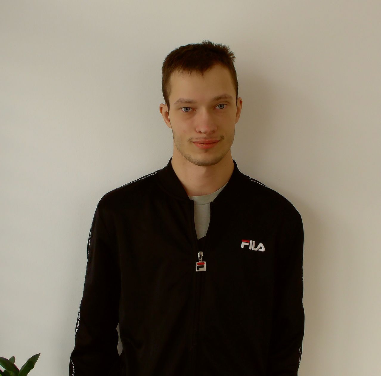 Bild enthält, Long Sleeve, Sleeve, Knitwear, Sweater, Person, Coat, Jacket, Sweatshirt, Face, Hoodie