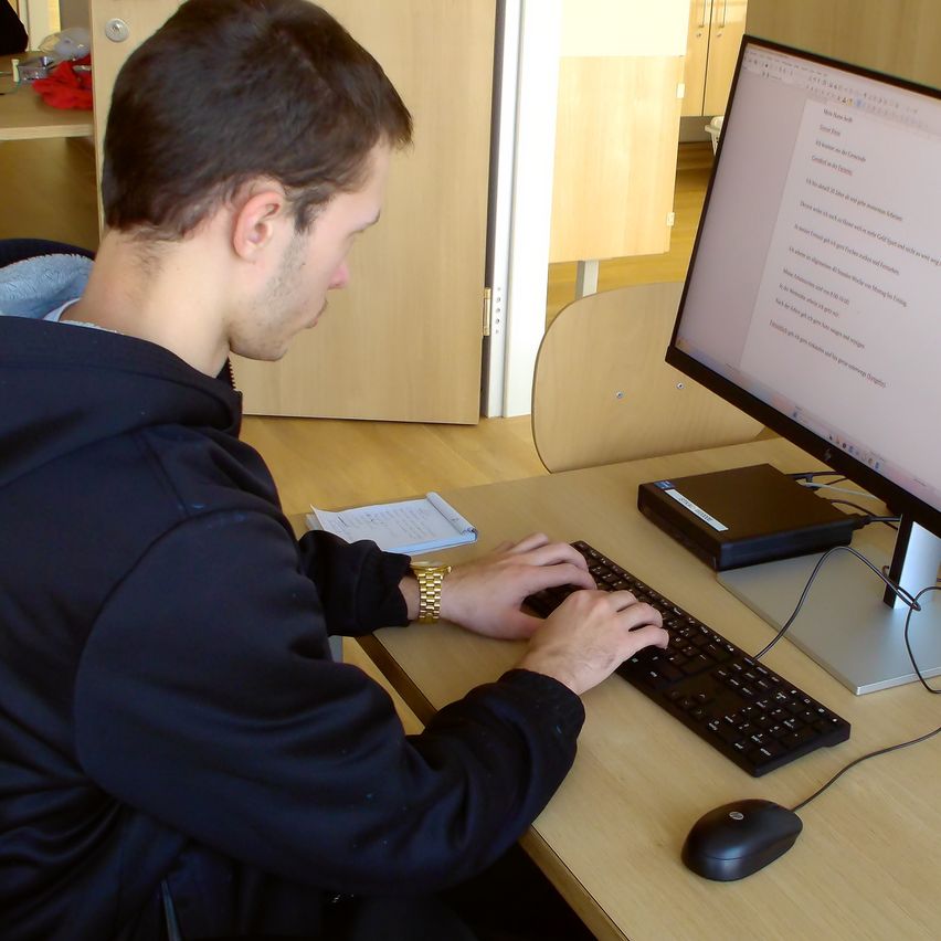 Bild enthält, Table, Desk, Computer, Computer Hardware, Computer Keyboard, Electronics, Pc, Monitor, Screen, Laptop