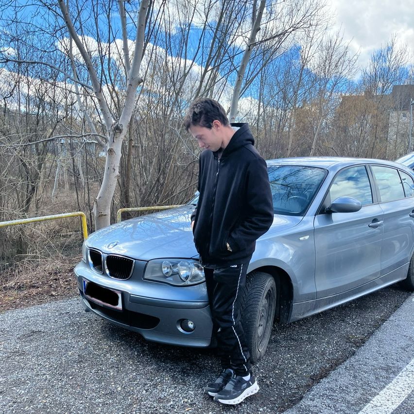 Bild enthält, Bumper, Vehicle, Adult, Male, Man, Person, Coat, Pants, Shoe, Car