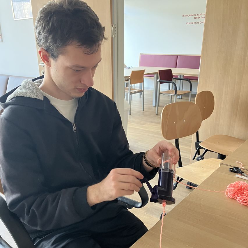 Bild enthält, Scissors, Adult, Male, Man, Person, Chair, Furniture, Head, Face