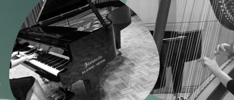 Eine Person spielt Klavier und eine andere Harfe. Das Klavier ist schwarz und hat das Wort 'Klavier' darauf. Die Harfe ist verziert mit Saiten. Das Bild hat einen grünen Rand.