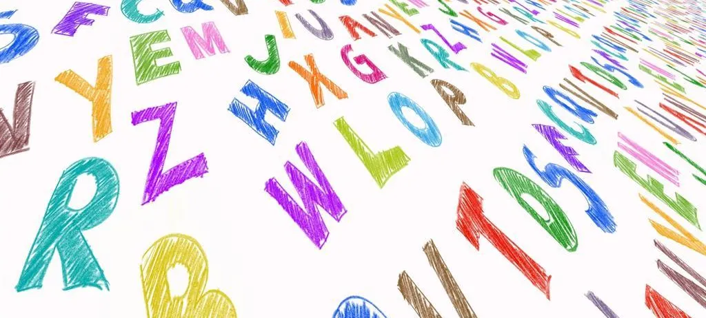 Ein weißer Hintergrund mit einer Vielzahl farbiger Alphabete, in verschiedenen Farben gezeichnet, scheint ein pädagogisches Material für Kinder zu sein.