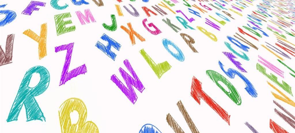Ein weißer Hintergrund mit einer Vielzahl farbiger Alphabete, in verschiedenen Farben gezeichnet, scheint ein pädagogisches Material für Kinder zu sein.