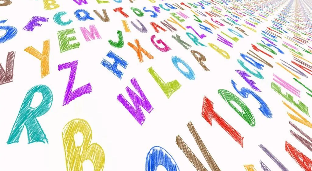 Ein weißer Hintergrund mit einer Vielzahl farbiger Alphabete, in verschiedenen Farben gezeichnet, scheint ein pädagogisches Material für Kinder zu sein.