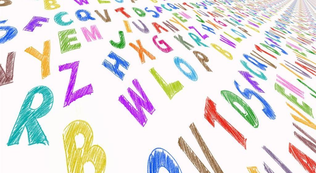 Ein weißer Hintergrund mit einer Vielzahl farbiger Alphabete, in verschiedenen Farben gezeichnet, scheint ein pädagogisches Material für Kinder zu sein.