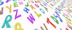 Ein weißer Hintergrund mit einer Vielzahl farbiger Alphabete, in verschiedenen Farben gezeichnet, scheint ein pädagogisches Material für Kinder zu sein.